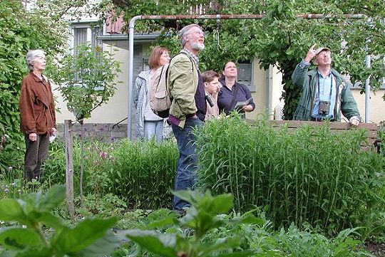DIe Teilnehmer im Garten von Franz Josef Salzmann