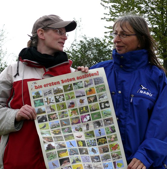 Andrea und Veronika präsentieren die Frühlingsboten