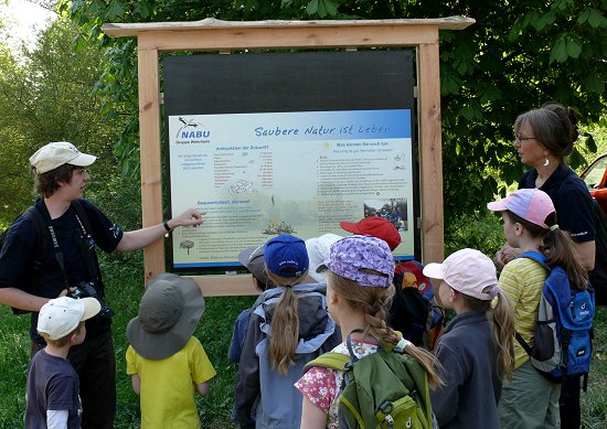 Frisch aufgestellt: Das Müllschild der NAJU Wehrheim