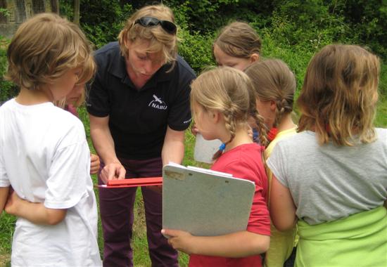 Veronika erklärt den Kindern das Quiz
